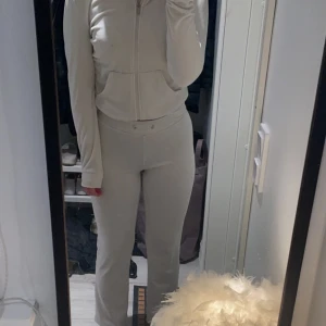 Byxor  - Dress från Gina tricot . I storlek xs. Finns ett hål på benet men bara ett litet. Super skön dress 