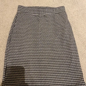 Kjol - Nyskick, säljer för är inte riktigt min stil längre⚡️de är väldigt stretchiga oxå