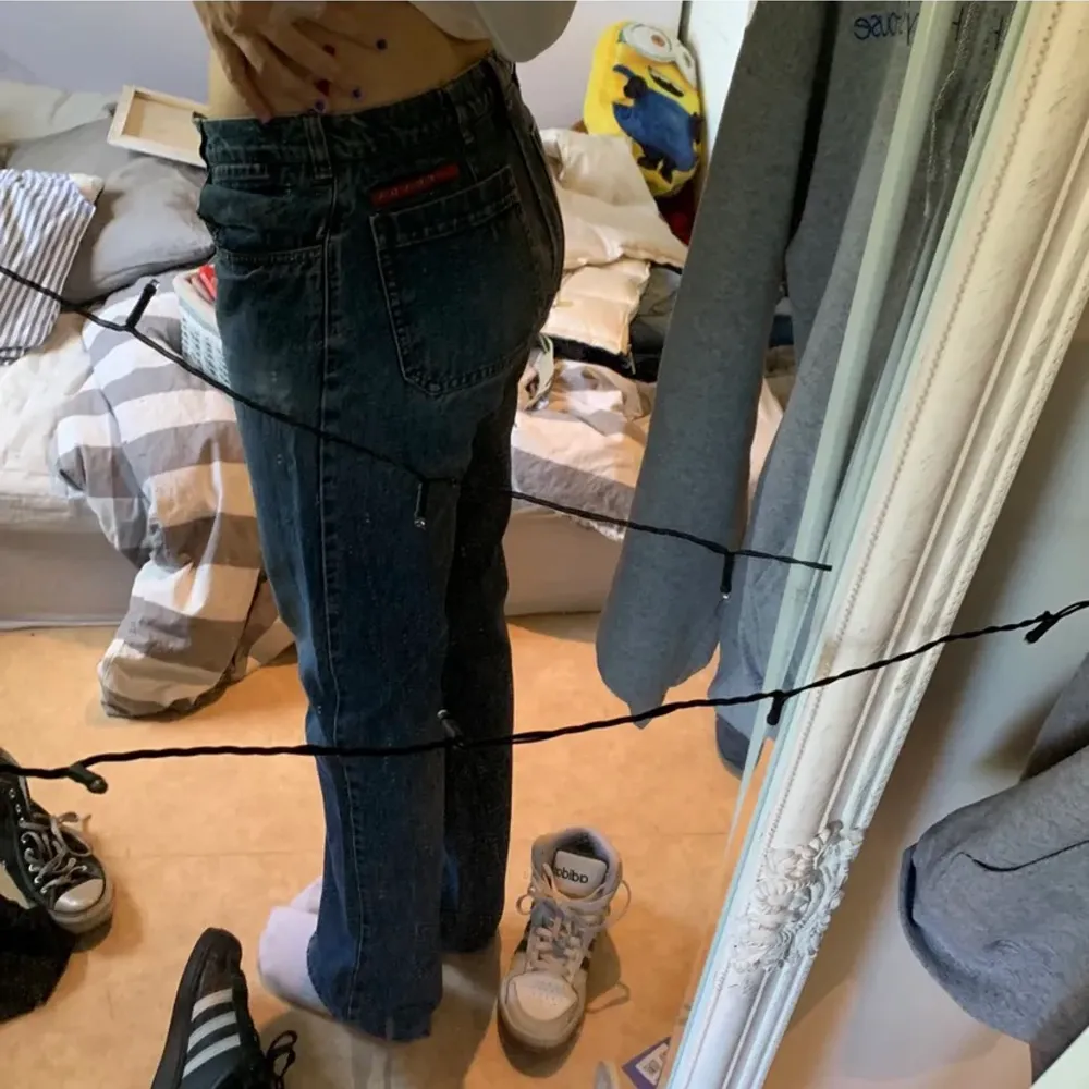 prada jeans oanvända saknar två knappar så därför de billiga priset, jag är 175🫶🏻 står tyvärr ingen strolek men midjemåtten rakt över är 41cm💕. Jeans & Byxor.