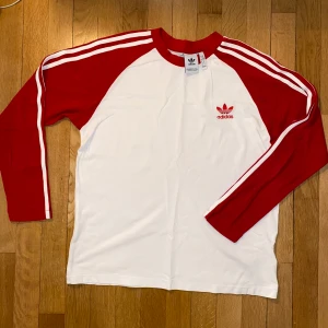 Adidas långärmad tröja strl XL - Oversize, långärmad klassisk adidaströja i storlek XL, jättefint skick! 