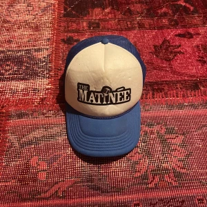 Blå trucker cap - Skön blå trucker cap från ett band i Kanada, den har soft material och coola detaljer som snöret vid brimmen av kepsen, den har en perfekt passform på huvet och passar me allt (skriv för mer info!!)