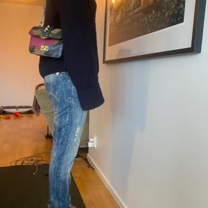 Lågmidjade jeans - As coola lågmidjade jeans med slits. Passar som en xs-s