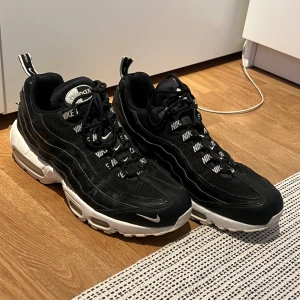 Nike Air Max 95 Premium Skor Strl 42,5 - Svarta Nike Air Max 95 Premium skor i strl 42,5. Varsamt använda. Pris kan diskuteras.