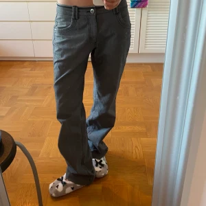 Jeeeeaaans - Dom är stora i midjan på mig så blir låga i midjan. Skorna för man tyvärr inte