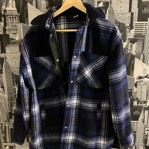 H&M Jackskjorta - Använd! För flera bilder meddela mig gärna😊 Storlek: XXS men passar även S och M( då jag har M) Köpt för 400kr 