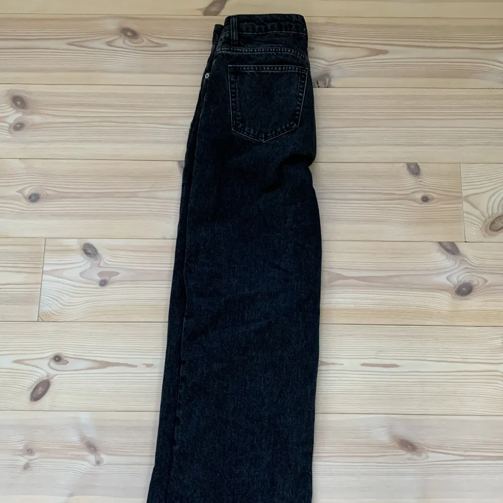 Ett par svarta mid Waist jeans. Dom har dock ett litet hår kan visa vid intresse. Dom är lite långa för mig som är 165cm lång men enkla att sy eller vika upp.💕. Jeans & Byxor.