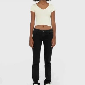 Stradivarius Jeans - Svarta straight leg jeans från Stradivarius. Jag har sprättat upp dom där nere då jag ville att de skulle bli längre, har bild på hur det ser ut!💖 240kr+frakt