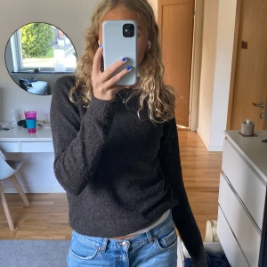 Stickad tröja - Fin mörkbrun stickad tröja från Veronica. Den är väldigt skönt men säljer så jag har några liknande💕jag har vanligen S och är 170 cm för referens 