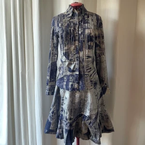 Acne studios theatre print set.  - Otroligt acne set med deras theatre print.  Med silver tryck ovanpå. Just detta sett är otroligt sällsynt. Ingen storlek i men skulle säga att det är en medium. Kjol:  Midja 77 Skjortan: Armhåla- hand 48 cm