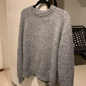 Säljer min gråa stickade tröja från zara då den inte kommer till användning💗frakten ligger på 66kr💕