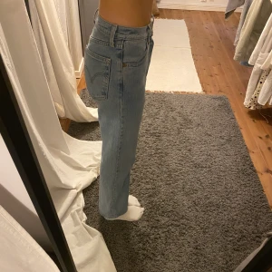 Levis jeans Rincage straight leg - Levis jeans, ljus blåa 25x29. Raka ben. (jag är 170cm)
