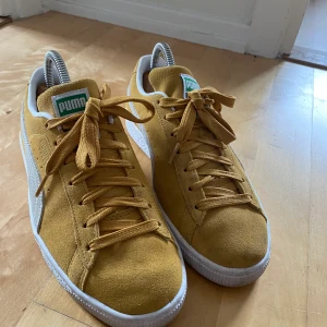 Adidas skor - Senapsgula sneakers från adidas. Knappt använda. 