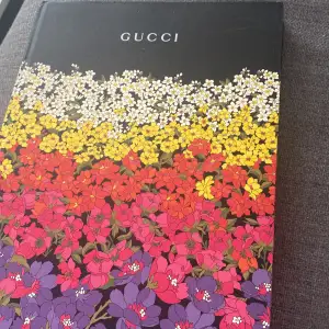 En Gucci bok som jag fick i av min mamma, aldrig ritad eller skrivit i, har också en Gucci penna iallafall man skulle vara intresserad av den också. 
