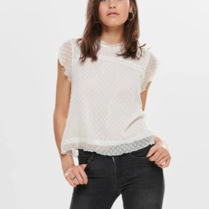 Vit blus!  - En jättefin och vacker blus, perfekt till en finare tillställning! Den är använd en gång och nyligen köpt, säljer eftersom den inte kommer till användning! Köpt för 300kr på Zalando men är ifrån märket Only💕