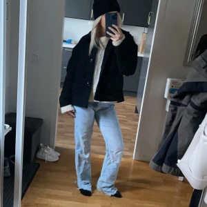 Svart kappa liknade arket  - Säljer min älskade svarta kappa från hm som jag köpte på Plick förra året den ör inte så använd därav bra skick 