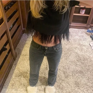 Zara jeans - Slutsålda jeans från zara. Köpta här på plick men säljer vidare då de tyvärr va för stora. Storlek 38 men passar även 36. (Första två bilderna är lånade från @alminaelise)💗 HÖGSTA BUD: 385kr, köp direkt för 450kr!!