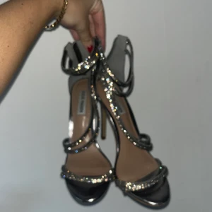 klackar - Steve madden - Säljer nu mina älskade Steve madden klackar i storlek 40. Får alltid komplimanger när jag bär dem då dem verkligen glittrar och drar till sig uppmärksamhet✨🤍 pris kan diskuteras vid snabb affär! 
