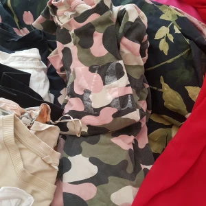 Blandat även märkes - Blandar med sweatshirtset. Byxor, hooddis,tshirt,shorts mm. Stort klädpaket