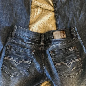 Jeans - köp för 450kr direkt!!!!!Lågmidjade disel jeans i mörkblå/grå. Säljer då jag växt ur dom. Passar mig i längden som är 170 ish. Slitning längst ner på benet, kommer inte tvättade 