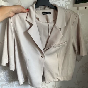 Beige blazer - Jättesnygg blazer som är använd ett fåtal gånger. Jättefint skick och perfekt för en trevlig middag eller fest!🙌🏻🌸