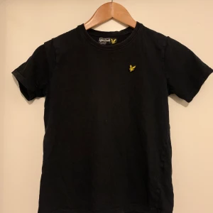 T-shirt  - Lyle and scott T-shirt  Storlek xs Använd en del