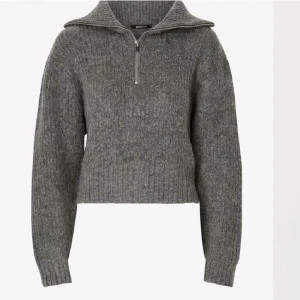 Stickad tröja - Säljer en grå stickad tröja som är köpt förra året