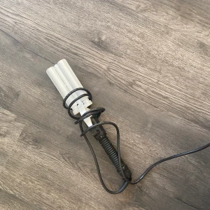 Locktång  - Säljer denna vågtång från Babyliss då jag ej använder den. Är flitigt använd fungerar väldigt bra. 