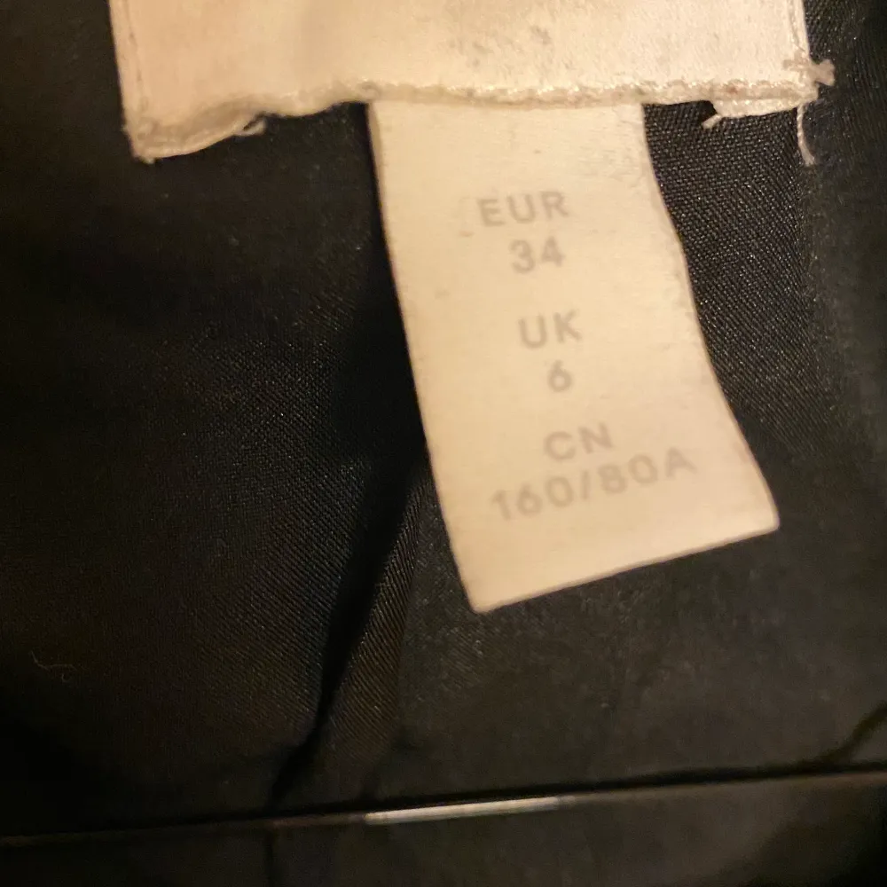 En helt ny snygg kappa, knappt använd då den tyvärr är för liten för mig. Köpte den för 900kr. . Takit.
