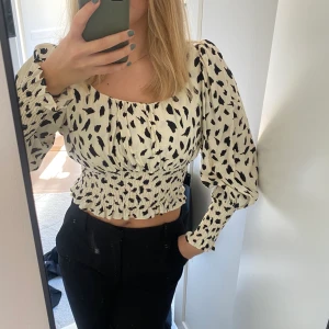 Topp - Jättefin prickig topp från Chiquelle. Strl M men passar även en S. Köparen står för frakten 💕