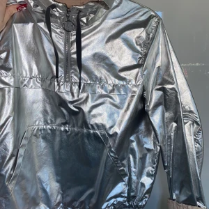 Silvrig jacka - Cool jacka/huvtröja i silver färg 🌸