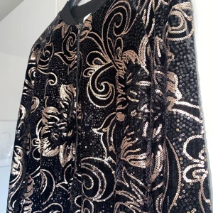 Paljett jacka - Paljett jacka i svart/guld från Dry lake✨