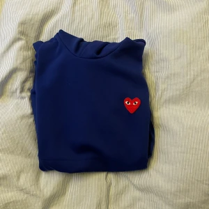 Cdg hoodie  - En blå CDG hoodie  Skicket är helt ny så inga märken/hål eller likande.  Köpte den för 2 år sedan men är aldrig använd  Nypris cirka 2200 kr Pris kan diskuteras 
