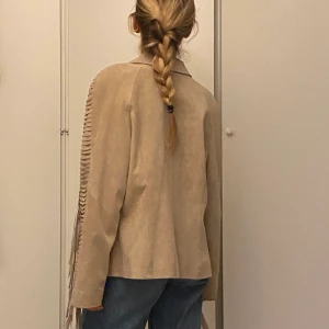 SVC LEATHERNECKS JACKET - Från LA baserade vintage märket SVC. Vintage mocka läder jacka med fransar. Som ny!