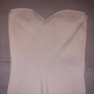 Topp utan ärmar  - Är i storlek M. Aldrig använt endast testat!