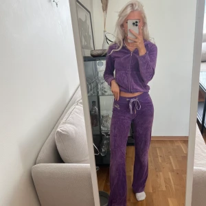 Lila Juicy Couture Set - Lila Juicy Couture Set som jag fick i julklapp för en del år sedan så den är använt skick. Passar på mig som har storlek XS m. Hör av er för fler bilder eller vid frågor!   Obs. Muddarna på ärmarna är trasiga men funkar att ha de invikta som på bilden