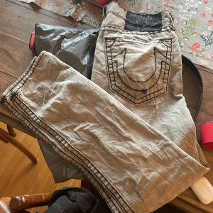 True religion Jeans  - Riktigt feta True religion jeans för killar  Storlek 33 säljer då de va lite långa på mig