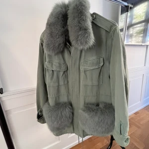 Grön Custommade jacka  - Helt i nyckick  Storlek s/m