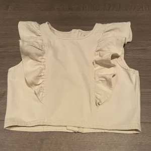 Tröja från Gina Tricot   - Säljer den här fina beiga tröjan som är i  jeans material.  Tröjan är i storlek S men kan passa någon som har M💗