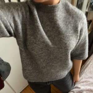 Stickad tröja  - Jättefin stickad tröja från &Otherstories, använd fåtal gånger så typ i nyskick! Köparen står för frakt🤗💕