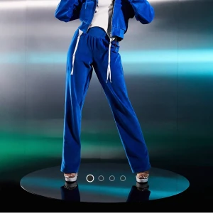 Blåa velour byxor (del av set) - Blåa velour byxor! Säljer för jag inte använder! Köpare står för frakt!💕(49kr frakt)