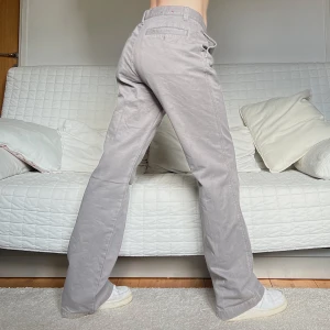 Grå Byxor - Säljer dessa grå Baggy byxorna i storlek W33L34! 87cm midja och 83cm innerbenslängd❤️Passar ungefär storlek 38 eller 40🫶Jag på bilderna är 172cm lång och brukar ha storlek 38🤩Obs! Lite slitna vid hälarna syns på bild 3!