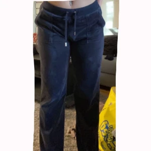 Juicy couture byxor  - Säljer mina blåa juicy för har tröttnat på dom. Dom är köpta för 1100 på pondus. Fråga gärna om fler bilder om ni vill.🤍