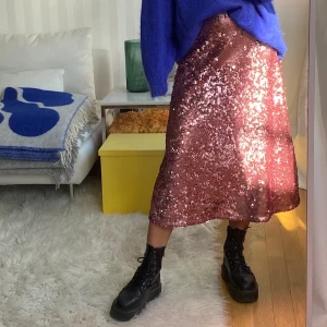 H&M paljettkjol rosa, storlek 34 - Fantastisk rosa paljettkjol med hög midja, storlek 34, dragkedja i sidan. Felfritt skick! 