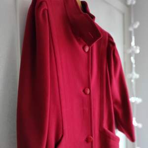 Läckert röd jacka/kappa från 80-talet. I väldigt gott skick. Passar fr 36-40 i stl. 