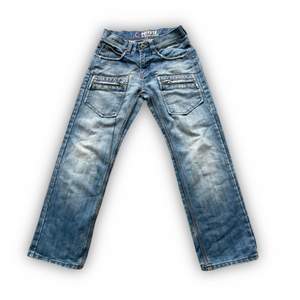 Snygga lågmidjade flare jeans med stora fickor därframme! Försmå för mig i midjan! Storlek 158cm barn, nån cm för korta för mig som är 170cm lång! MÅTT// Midja-68cm, Innerbensmått-72cm! 