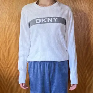 Vit tröja från DKNY köpt second hand! Fint skick inget att anmärka på! Storlek M, långa ärmar!