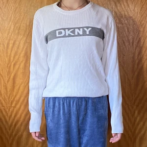 Dkny tröja - Vit tröja från DKNY köpt second hand! Fint skick inget att anmärka på! Storlek M, långa ärmar!