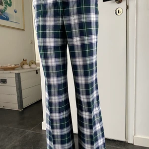 Rutiga byxor  - Ett par rutiga kostymliknande byxor som tyvärr är för små💙