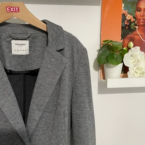 Grå kavaj - Riktigt skön kavaj i mjukt tyg som tyvärr inte passar mig längre:( skitsnygg över en svart klänning eller med kostymbyxor!