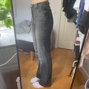Jeans Zara  - Vida jeans från zara i bra skick.  Nypris ca 400 Sitter bra på mig som är 180cm